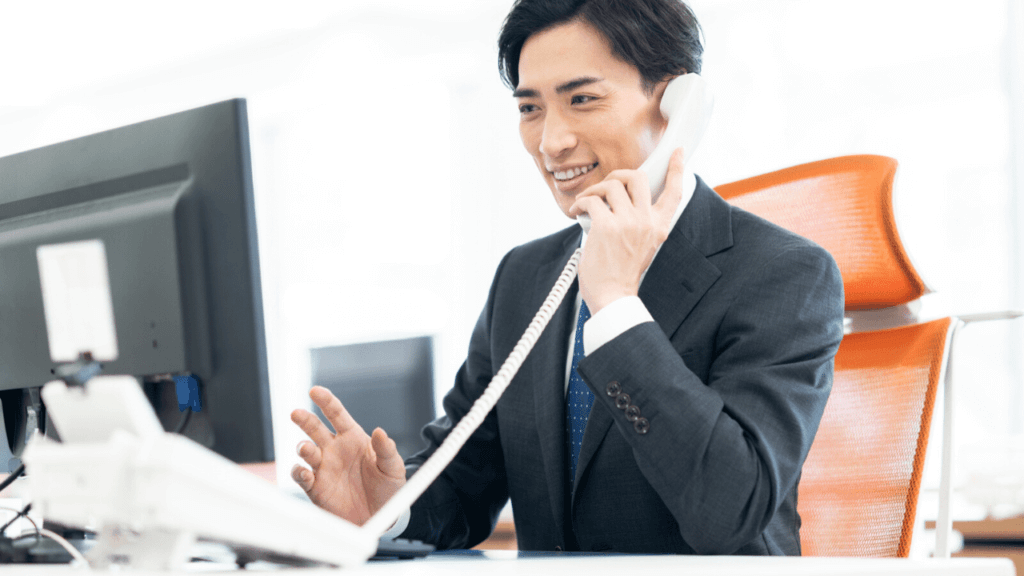 顧客に電話をかける男性