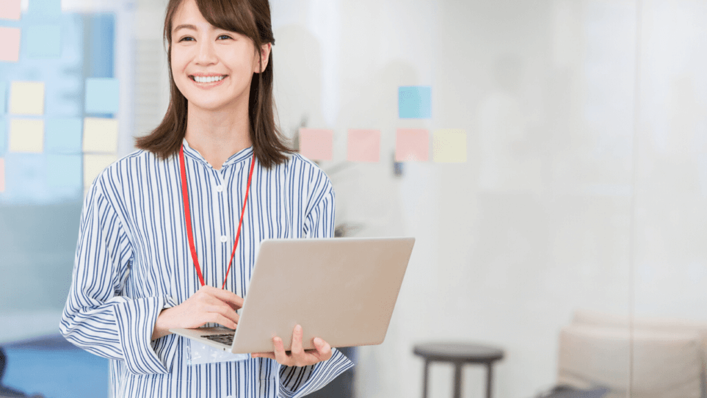 パソコンを操作する笑顔の女性