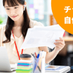 チラシを作成している女性