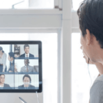 ウェビナーを受講する男性