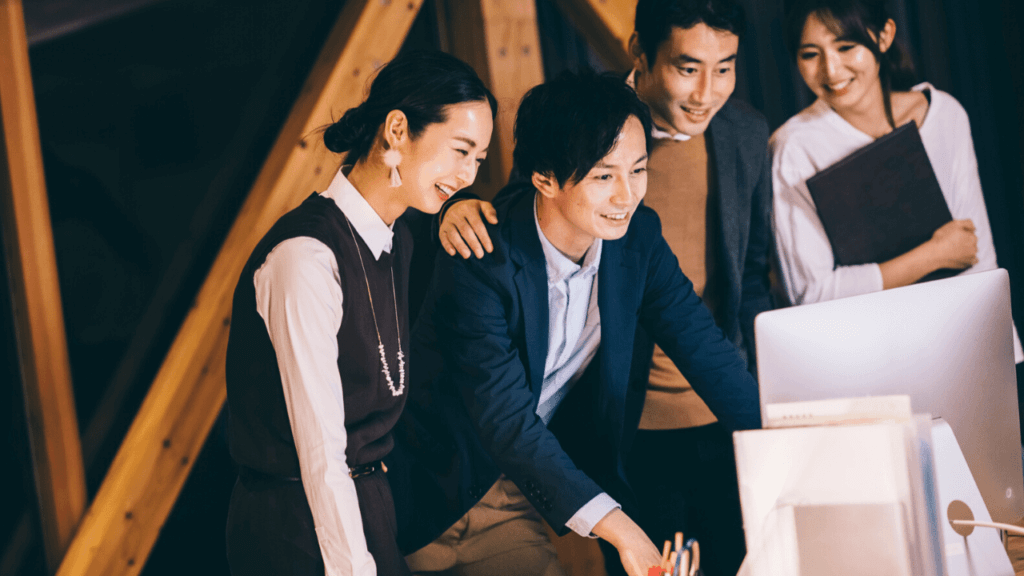 パソコンに向かって作業をすすめるチーム