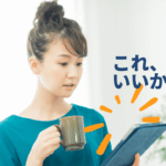 タブレットで興味あるセミナーを見つけた女性